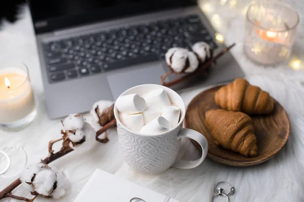 Gemütliche Winter-Blogger weißen Arbeitsplatz mit Laptop, Kaffee mit m — Stockfoto