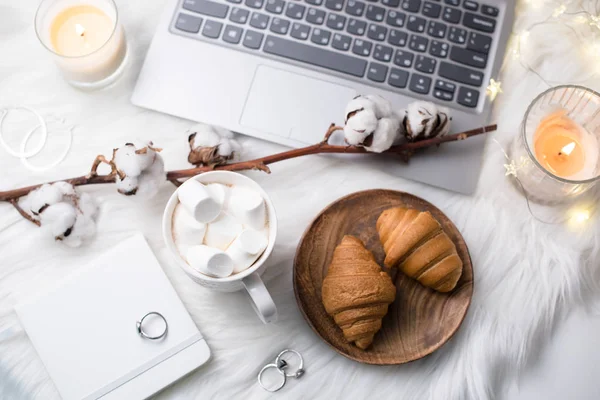 Gemütliche Winter-Blogger weißen Arbeitsplatz mit Laptop, Kaffee mit m — Stockfoto