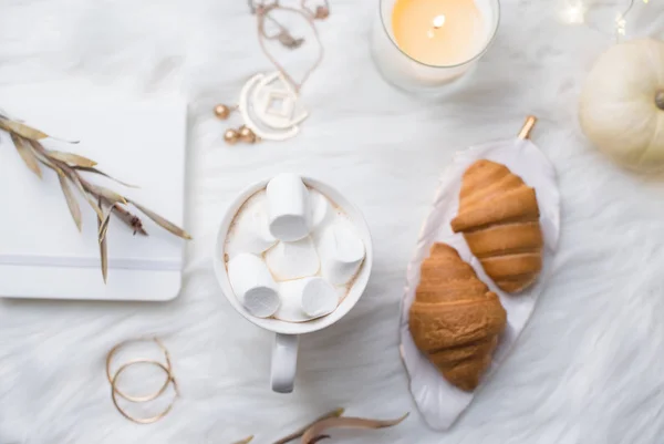 Acogedor invierno bloggers espacio de trabajo blanco con ordenador portátil, café con m — Foto de Stock