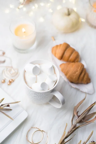 Gemütliche Winter-Blogger weißen Arbeitsplatz mit Laptop, Kaffee mit m — Stockfoto