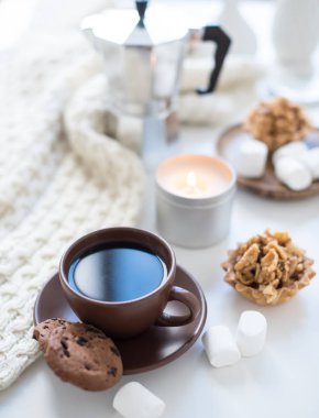 Rahat ev kahvaltı kahve ve kurabiye tablo ile