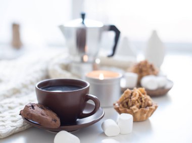 Rahat ev kahvaltı kahve ve kurabiye tablo ile