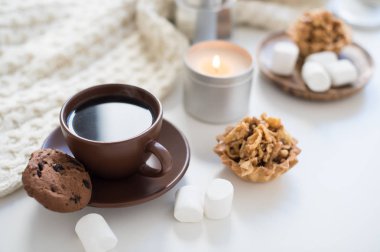 Rahat ev kahvaltı kahve ve kurabiye tablo ile