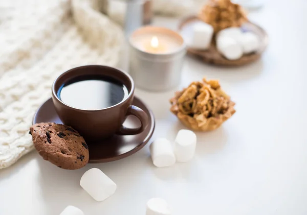 Затишний домашній сніданок з кавою та печивом на столі — стокове фото