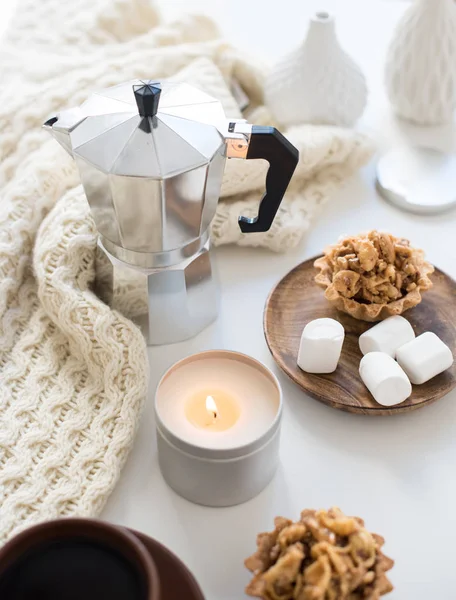 Gemütliches Frühstück zu Hause mit Kaffee und Keksen auf dem Tisch — Stockfoto