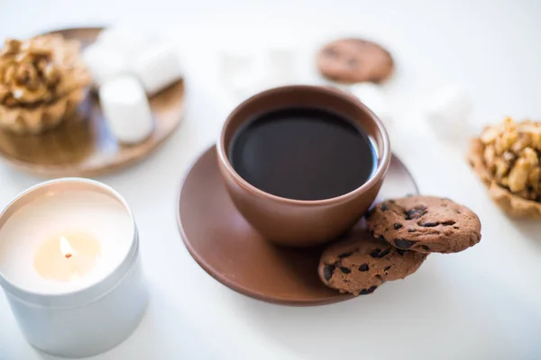 Rahat ev kahvaltı kahve ve kurabiye tablo ile — Stok fotoğraf