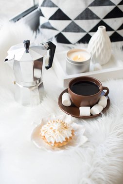 Cozy beyaz kış ev düzenleme pencere, kahve ve swe