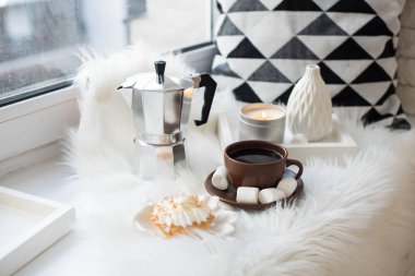 Cozy beyaz kış ev düzenleme pencere, kahve ve swe
