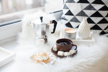 Cozy beyaz kış ev düzenleme pencere, kahve ve swe