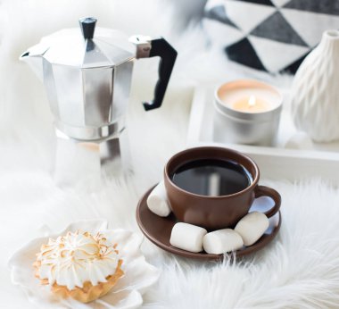 Cozy beyaz kış ev düzenleme pencere, kahve ve swe