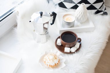 Cozy beyaz kış ev düzenleme pencere, kahve ve swe