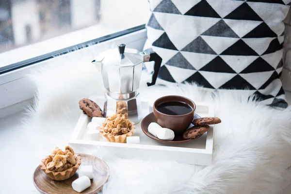 Άνετο χειμερινό σπίτι ρύθμιση στο περβάζι, καφέ και μπισκότα o — Φωτογραφία Αρχείου