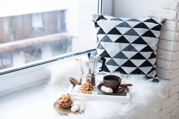 Accogliente disposizione casa invernale sul davanzale della finestra, caffè e biscotti o — Foto Stock