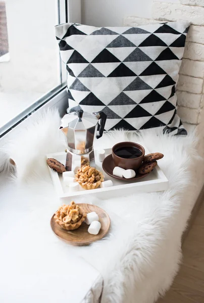 Acogedor arreglo de la casa de invierno en alféizar de la ventana, café y galletas o —  Fotos de Stock