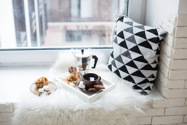Gemütliches Winterhaus-Arrangement auf Fensterbank, Kaffee und Plätzchen — Stockfoto