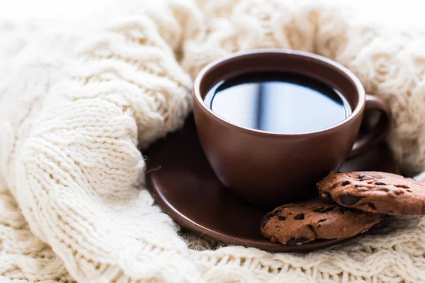 Kahverengi fincan kahve ve beyaz battaniye sweets — Stok fotoğraf