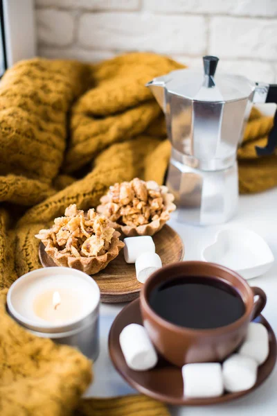 Can ile pencere, kahve ve kurabiye sıcak ev düzenleme