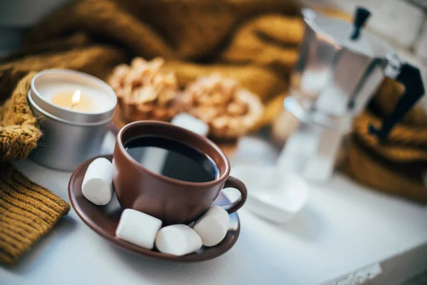 Arreglo cálido del hogar en el alféizar de la ventana, café y galletas con lata — Foto de Stock