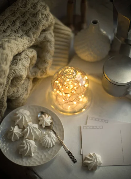 Sıcacık kış iç tasarım ve dekorasyon, Sırça Fanus içinde sıcak dize ışıklar — Stok fotoğraf