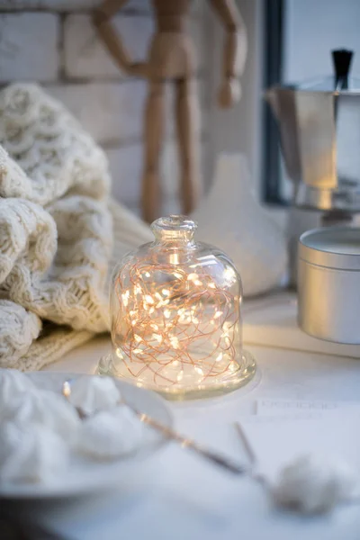 Acogedora decoración y estilo interior de invierno, luces de cuerda cálidas en tarro de campana — Foto de Stock