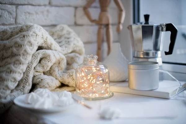 舒适的冬季室内造型和装饰, 温暖的弦灯在钟罐 — 图库照片