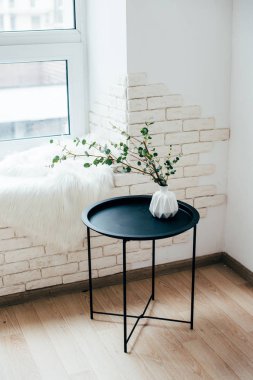 Minimalist İskandinav ev iç, sehpa aranjman beyaz Oda