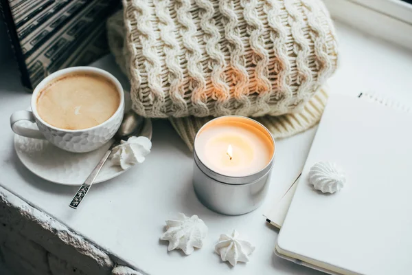 Άνετο χειμερινό σπίτι εσωτερικό με πλεκτό κουβέρτα και κερί — Φωτογραφία Αρχείου