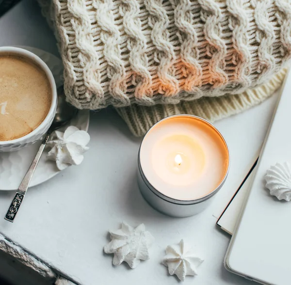 Kuschelige Winterheimausstattung mit Strickdecke und Kerze — Stockfoto