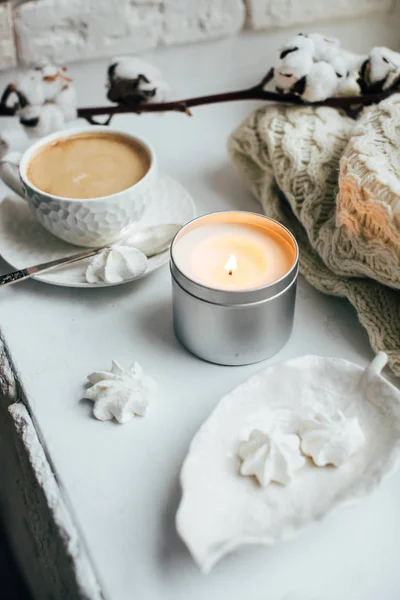 Intérieur Confortable Maison Hiver Avec Couverture Tricotée Bougie Décor Chambre — Photo