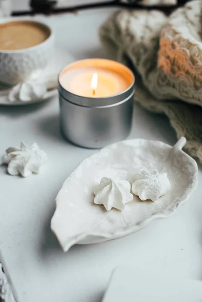 Accogliente interno casa invernale con coperta a maglia e candela — Foto Stock