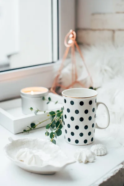 Mañana arreglo en casa con taza de té — Foto de Stock