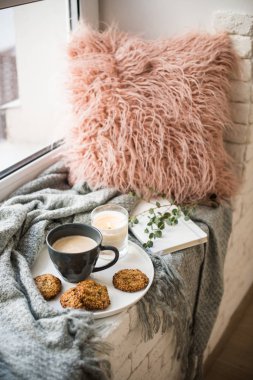 İskandinav tarzı kahvaltı, kahve ve sıcak battaniye ve yastık ile rahat pencere çerezleri kupa