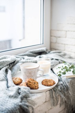 Hafta sonu kahvaltı fincan kahve ve kurabiye seramik tepsi ile rahat