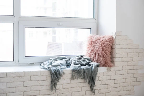 Gemütliches Plätzchen auf der heimischen Fensterbank, Kissen und Decke — Stockfoto