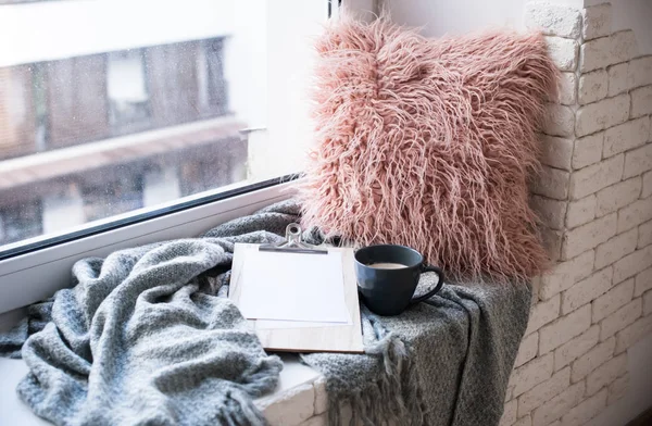 Acogedor lugar en el alféizar de la ventana del hogar, almohada y manta —  Fotos de Stock