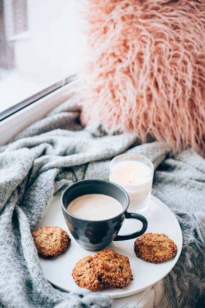 Petit déjeuner de style scandinave, tasse de café et biscuits sur le rebord de la fenêtre confortable avec couverture chaude et oreiller — Photo