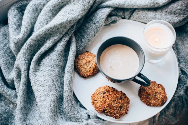 Скандинавський стиль сніданок, чашка кави і куки на підвіконні затишний теплий плед і подушка — стокове фото