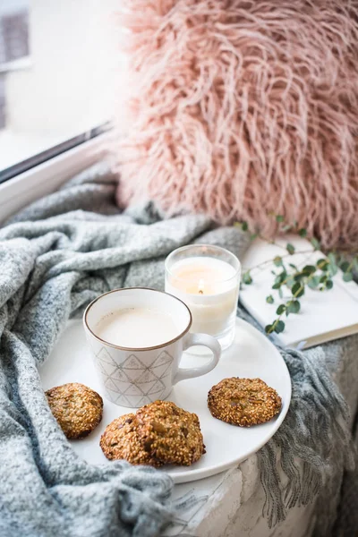 Skandinávská snídaně, šálek kávy a soubory cookie v útulné parapetu s teplou přikrývku a polštář — Stock fotografie