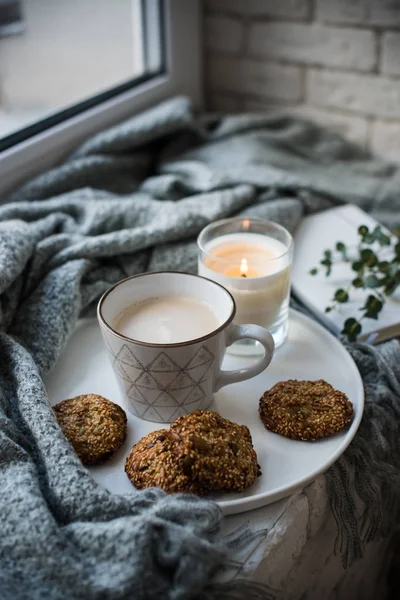 Kényelmes hétvégi reggeli csésze kávé és a cookie-kat a kerámia tálca — Stock Fotó