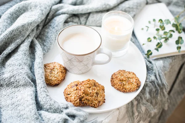 Kényelmes hétvégi reggeli csésze kávé és a cookie-kat a kerámia tálca — Stock Fotó