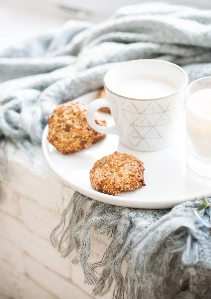 Acogedor desayuno de fin de semana con taza de café y galletas en bandeja de cerámica — Foto de Stock