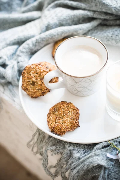 Café da manhã de fim de semana acolhedor com xícara de café e biscoitos na bandeja de cerâmica — Fotografia de Stock