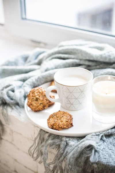 Petit déjeuner confortable week-end avec tasse de café et biscuits sur plateau en céramique — Photo