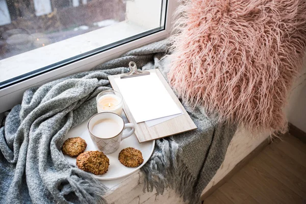 Arrangement de maison confortable avec tasse à café et mockup en carton blanc — Photo