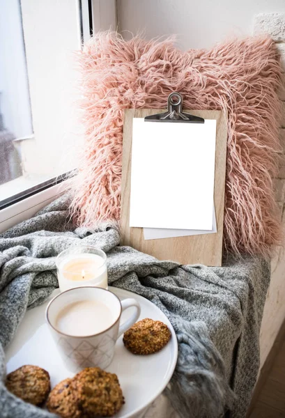 Arrangement de maison confortable avec tasse à café et mockup en carton blanc — Photo