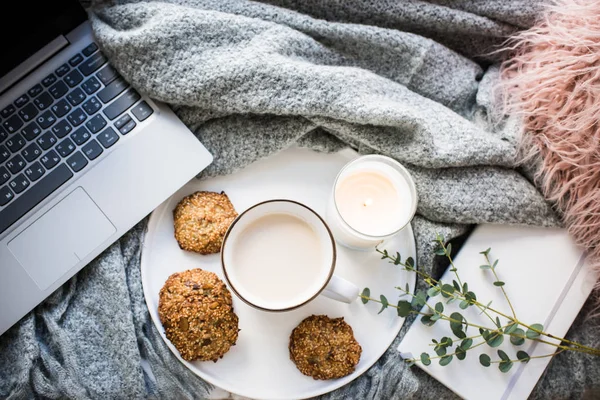 Kényelmes hétvégi reggeli csésze kávé és a cookie-kat a kerámia tálca — Stock Fotó