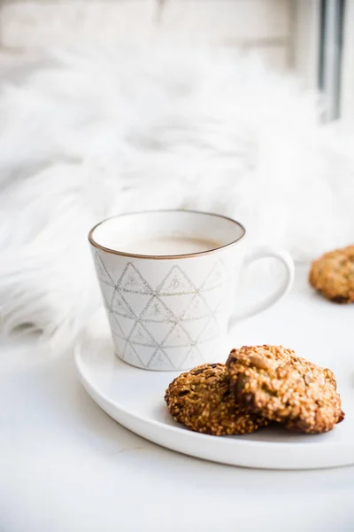 Gezellig Weekend Ontbijt Met Bont Deken Witte Kopje Koffie Koekjes — Stockfoto