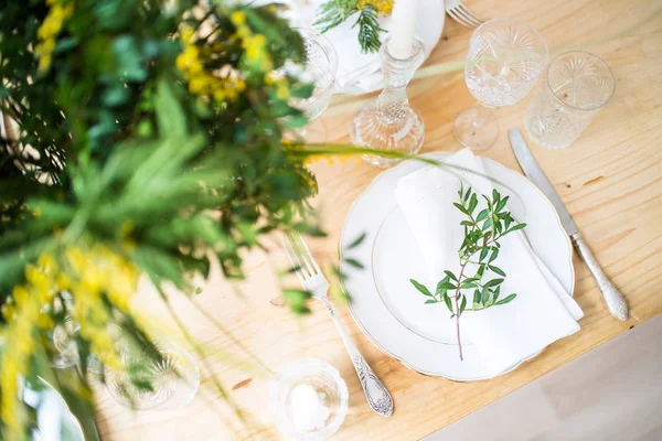 Hermosa mesa de primavera con hojas verdes y ramas mimosas, decoración de mesa blanca brillante —  Fotos de Stock