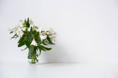 Alstroemeria çiçek ve boş beyaz duvar ile basit buket