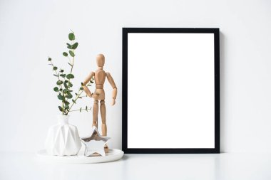 Beyaz duvar arka plan üzerinde boş çerçeve mock-up ile minimalist ev dekorasyonu